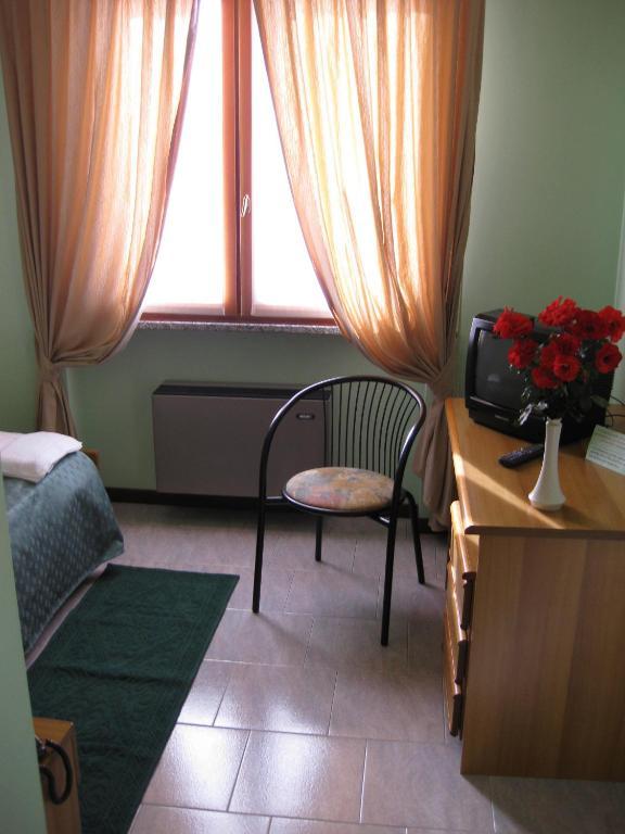 Hotel Casa Giuly Villa dʼAlmè Habitación foto